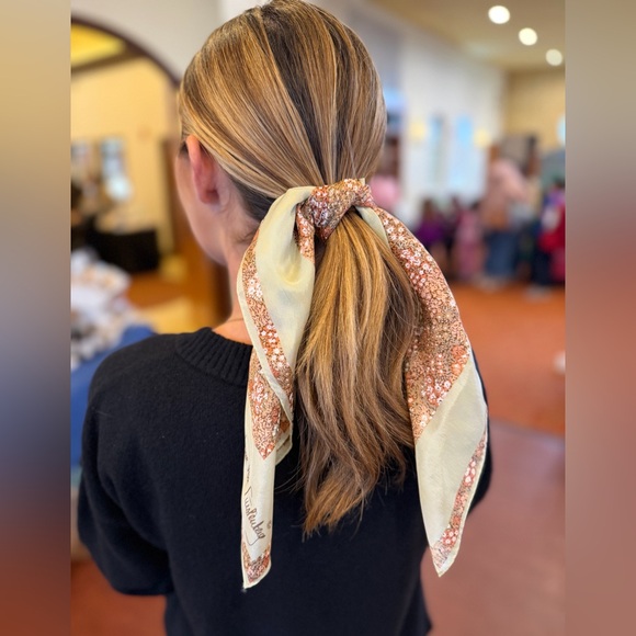 Vintage Diane von Furstenberg Silk Scarf | Floral Print 20.5” x 20.5” DVF scarf - Picture 4 of 4